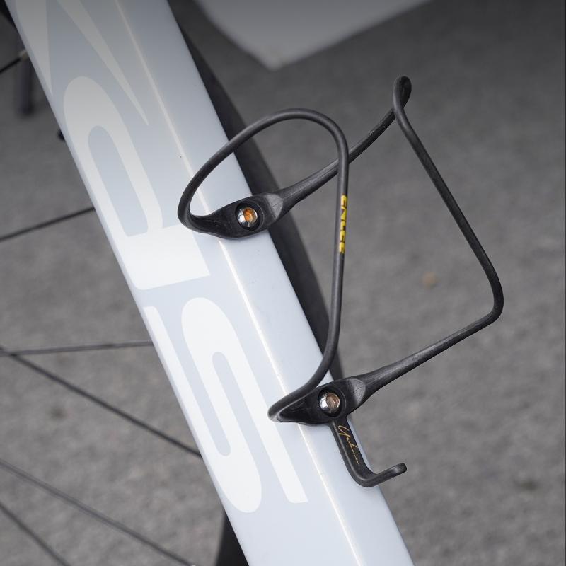 超軽量カーボンファイバー製自転車用ウォーターボトルケージ、耐 - Ultra Cycling Gear のレビューと価格