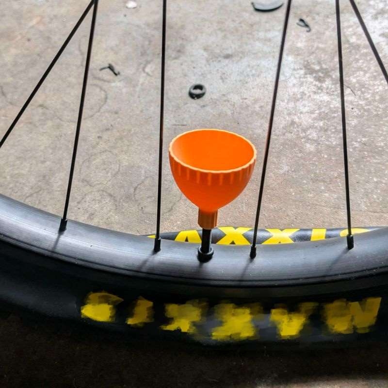 自転車タイヤバルブオイルファンネル 3色 プラスチック製ファ - Tubeless Tire Sealant のレビューと価格